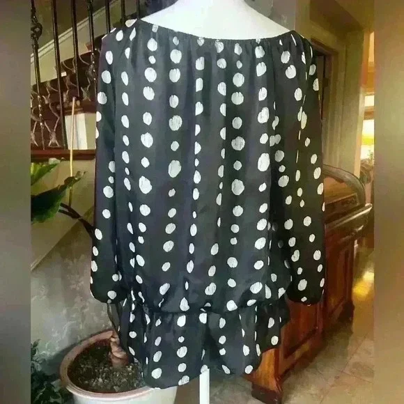 Vince Camuto  blouse large. Black with white polka dots. Elastic drop waist - Picture 8 of 11